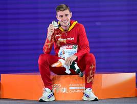 El gallego Adrián Ben posa con el oro europeo de los 800 metros.