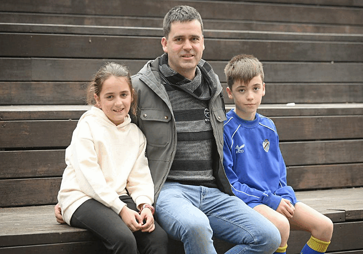 Iker, junto a sus hijos Sara y Joanes, de quienes se puede hacer cargo cada tarde gracias a la jornada reducida que se ha cogido para cuidar de ellos.