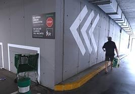 Cartel que prohíbe salir del recinto con el carro de Mercadona.