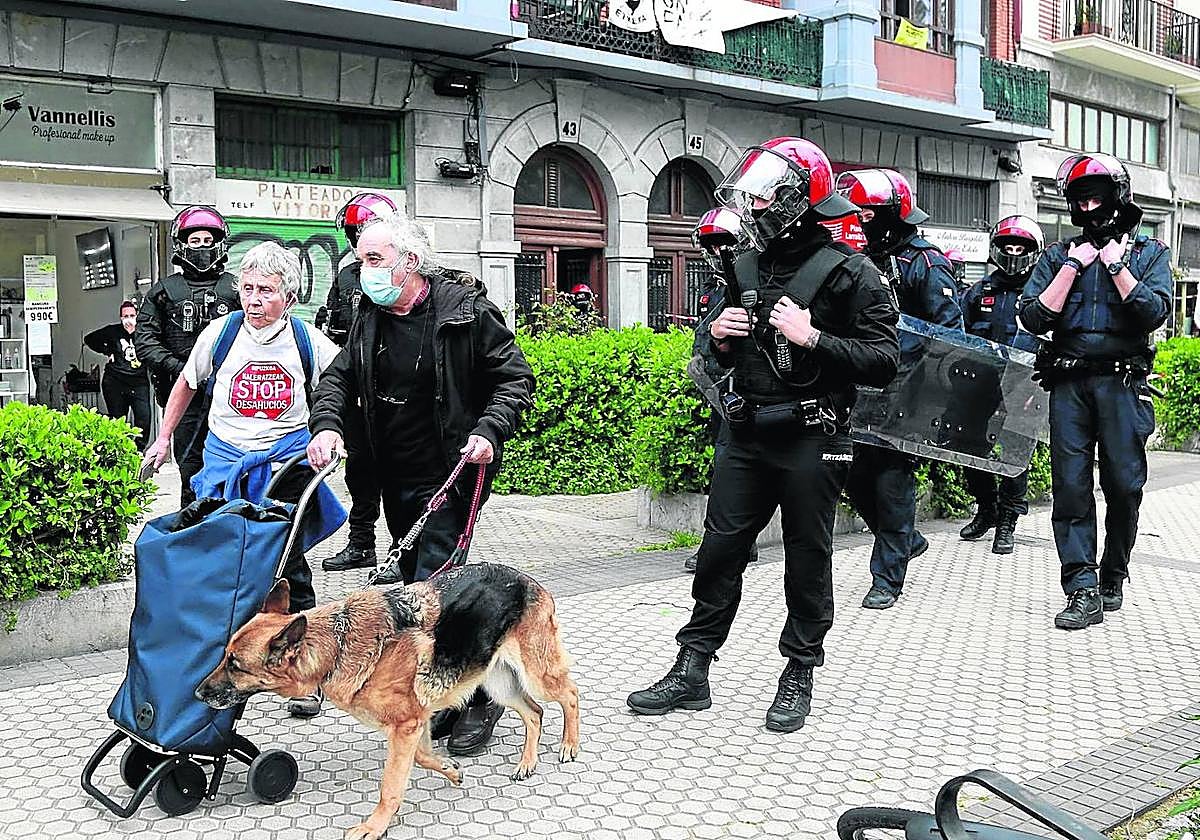 Una persona desahuciada en Donostia abandona su vivienda.