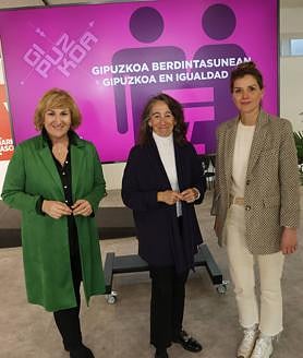 Imagen secundaria 2 - Jakes Agirrezabal, Eider Mendoza, Bakartxo Tejeria, Iñigo Barrenechea, Eneko Goia y David Taberna. Belén Larrión, Aitziber San Román, Nerea Isasi y Esther Larrañaga, antes de comenzar el foro de igualdad, organizado en DV Gunea. Las socialistas Cristina Lagé, Marisol Garmendia y Ane Oyarbide posan con el lema 'Gipuzkoa berdintasunean' (Gipuzkoa en igualdad).