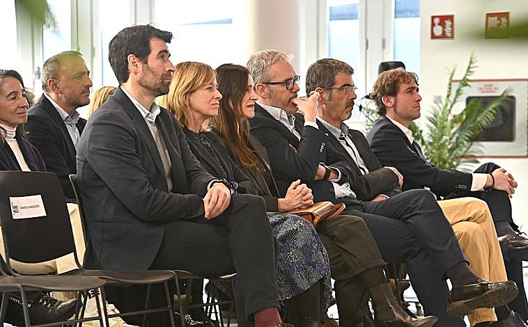 Imagen principal - Jakes Agirrezabal, Eider Mendoza, Bakartxo Tejeria, Iñigo Barrenechea, Eneko Goia y David Taberna. Belén Larrión, Aitziber San Román, Nerea Isasi y Esther Larrañaga, antes de comenzar el foro de igualdad, organizado en DV Gunea. Las socialistas Cristina Lagé, Marisol Garmendia y Ane Oyarbide posan con el lema 'Gipuzkoa berdintasunean' (Gipuzkoa en igualdad).