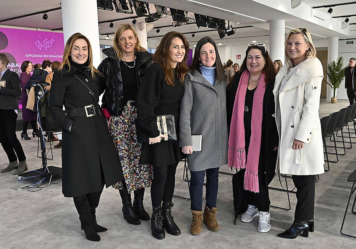 Asistencia femenina. Algunas de las asistentes, Naiara Lopetegi, Nekane Navascués, Eider Ayuso, Nerea Ibañez, Anne Vadillo e Irune Zubiaurre.