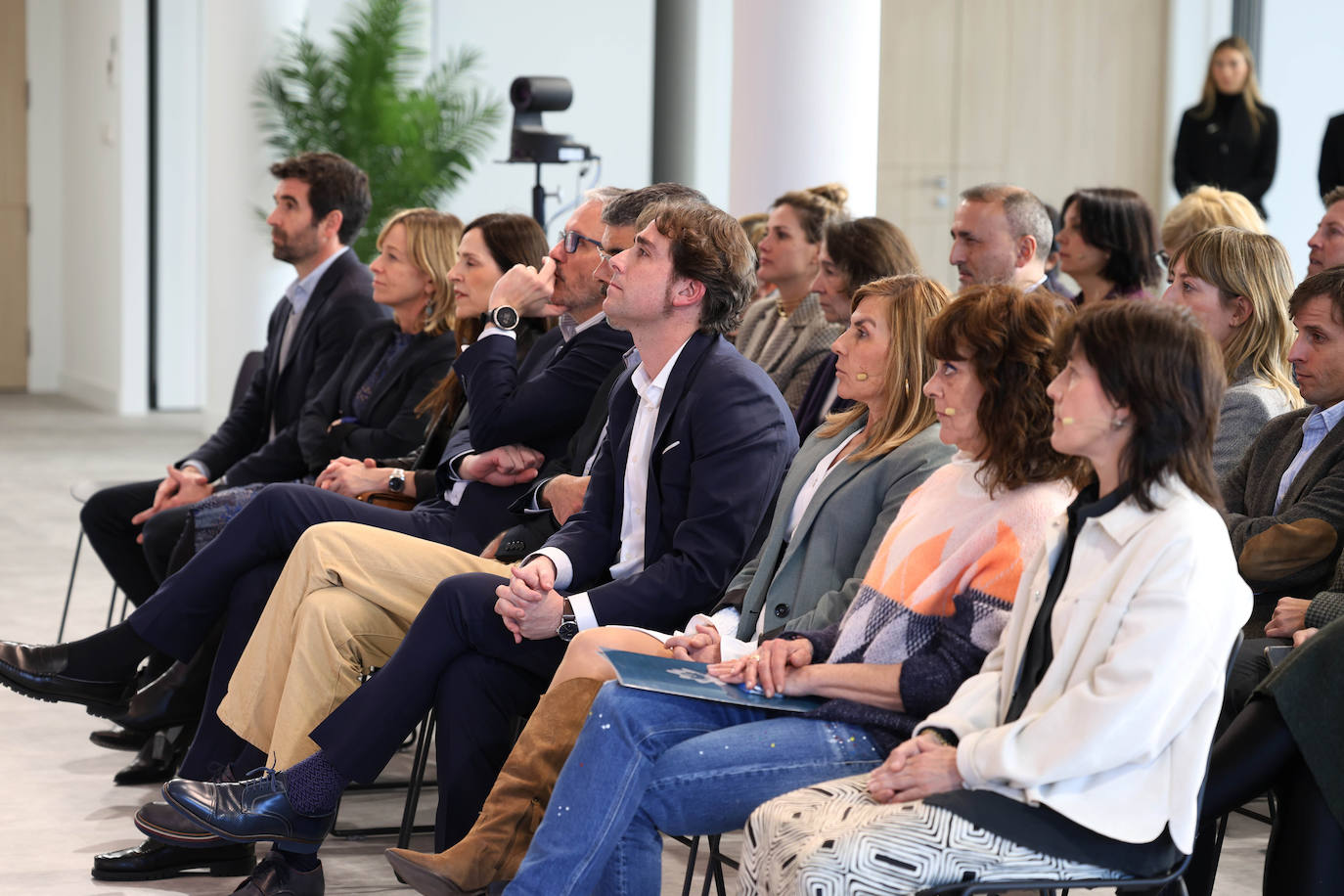 Responsables institucionales y directivos de DV con las tres invitadas al Foro Gipuzkoa en Igualdad.