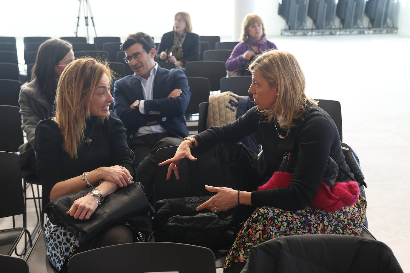 Nekane Navascués charla con Naiara Lopetegi