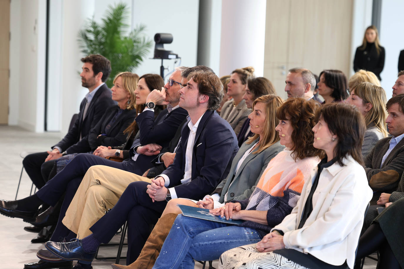 Responsables institucionales y de DV junto a las tres invitadas al Foro Gipuzkoa en Igualdad en DV Gunea.