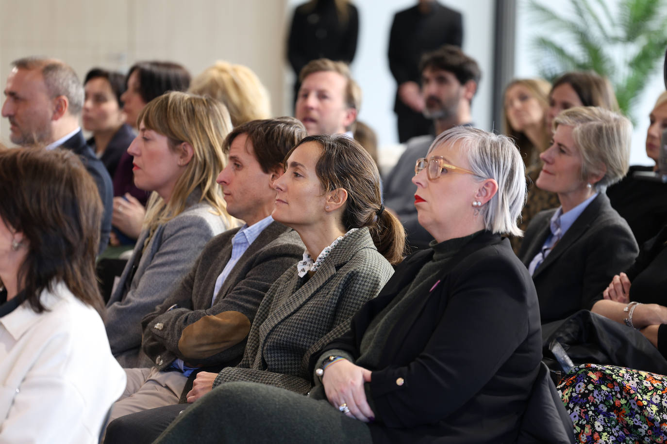 Nerea Isasi, directora de Igualdad de la Diputación foral de Gipuzkoa, junto a directivos de DV, atienden las reflexiones realizadas durante el Foro.