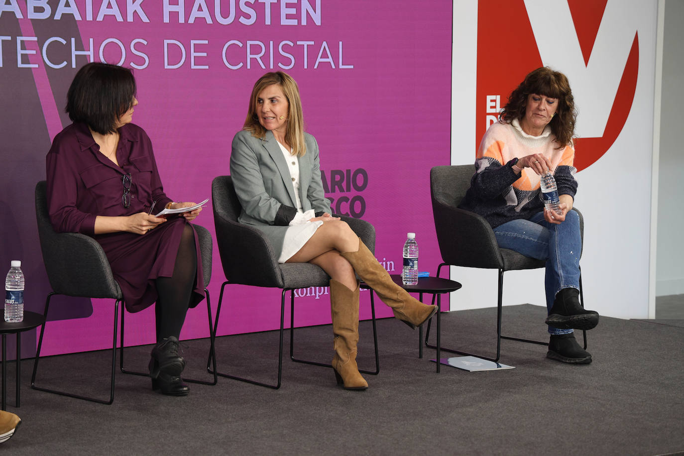 Mercedes Bautista, fiscal delegada de Menores de Gipuzkoa, responde una de las preguntas planteadas por Verónica Melo, con Victoria Landa al lado.