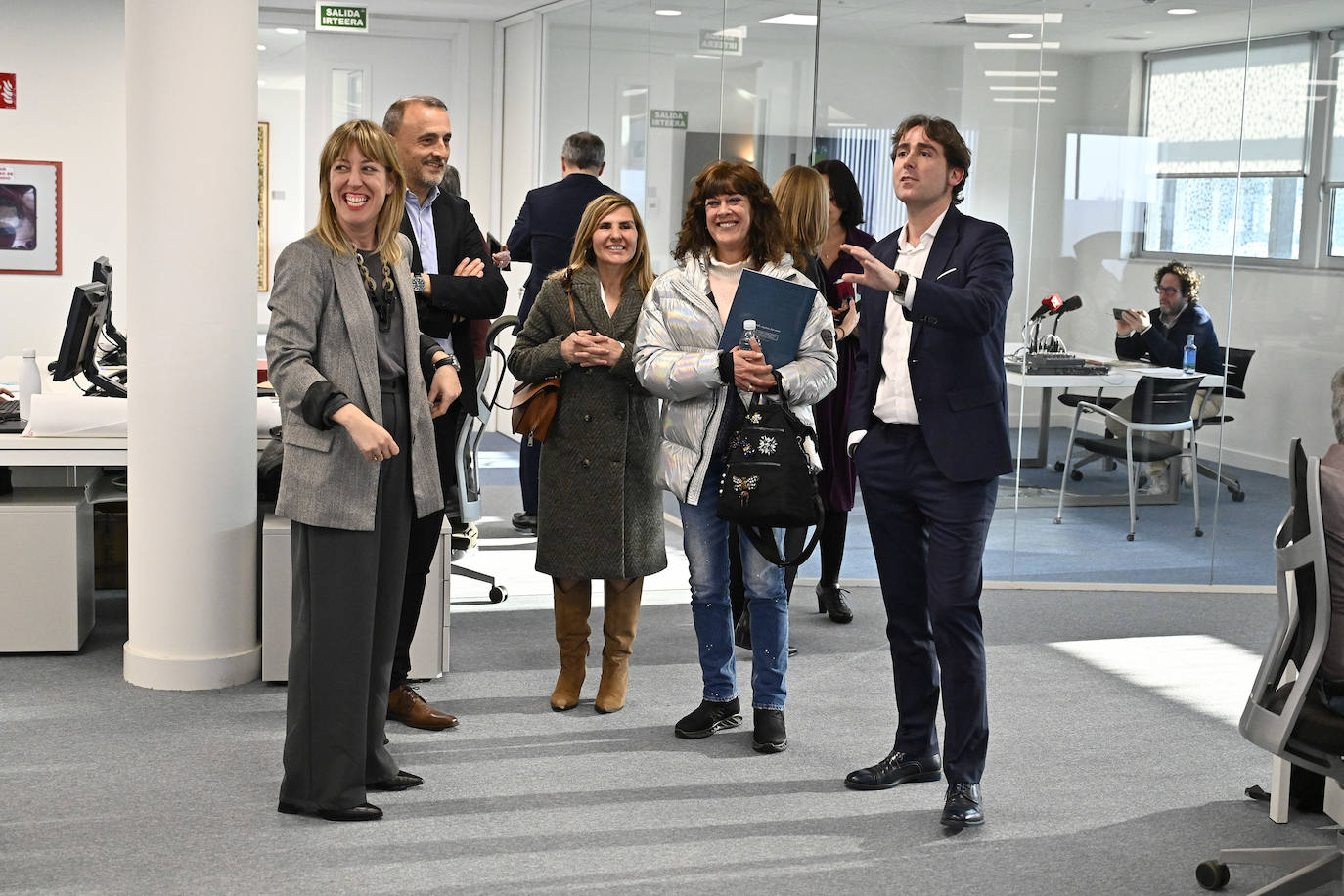 La jefa de Información Arantxa Aldaz, el subdirector Juanma Velasco y el director David Taberna muestran a Bautista y Landa la redacción de DV.