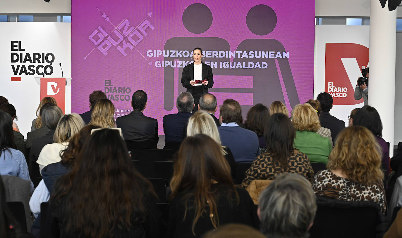 Laura Chamorro presenta en foro, al que asistieron representantes del ámbito institucional, empresarial, social y cultural de la sociedad guipuzcoana.