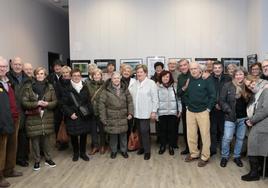 Compañeros del Club Vasco de Camping y de la Sociedad Fotográfica que asistieron a la inauguración.