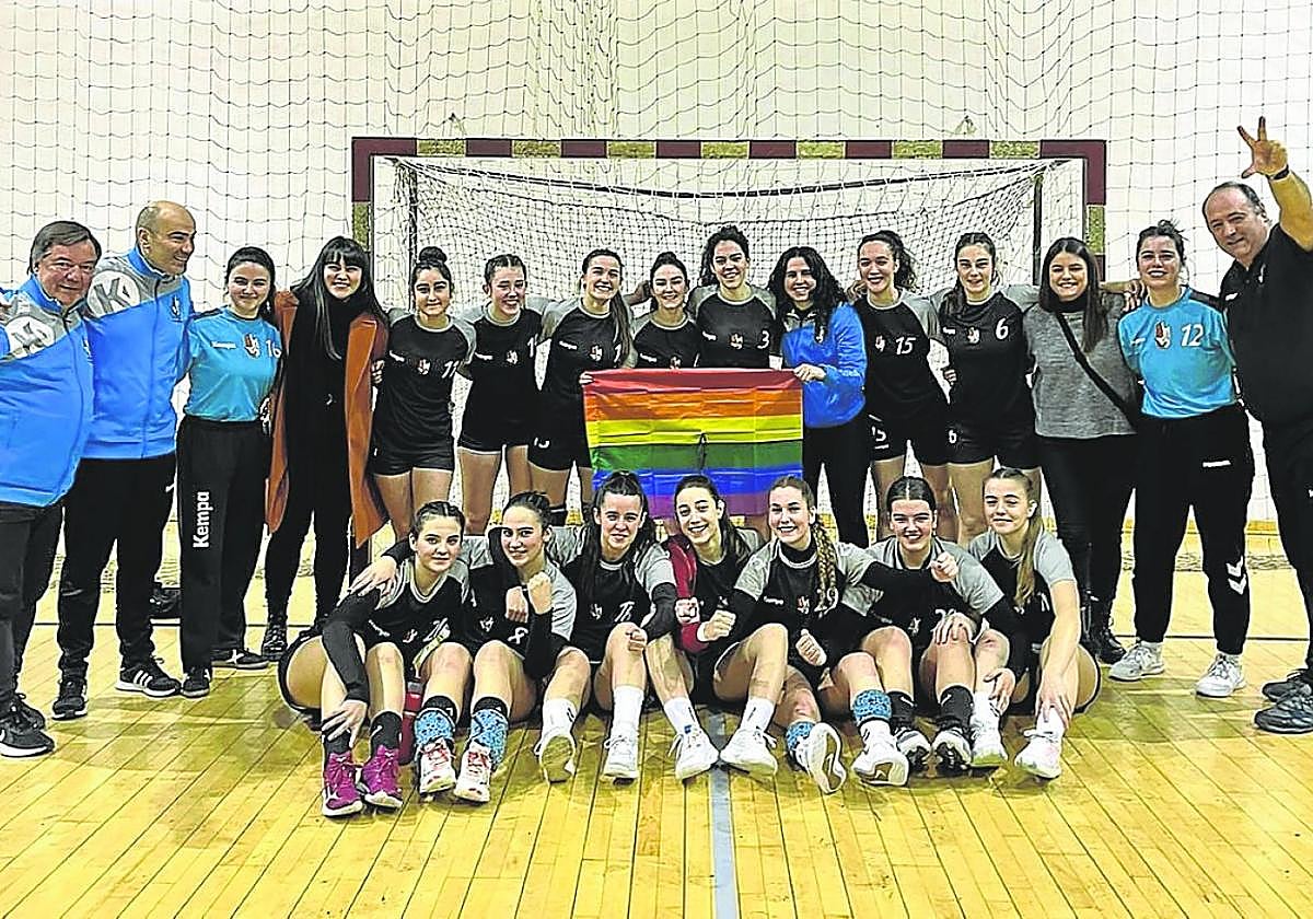 La plantilla al completo del Ereintza Aguaplast celebra el triunfo en casa con la bandera arcoíris.