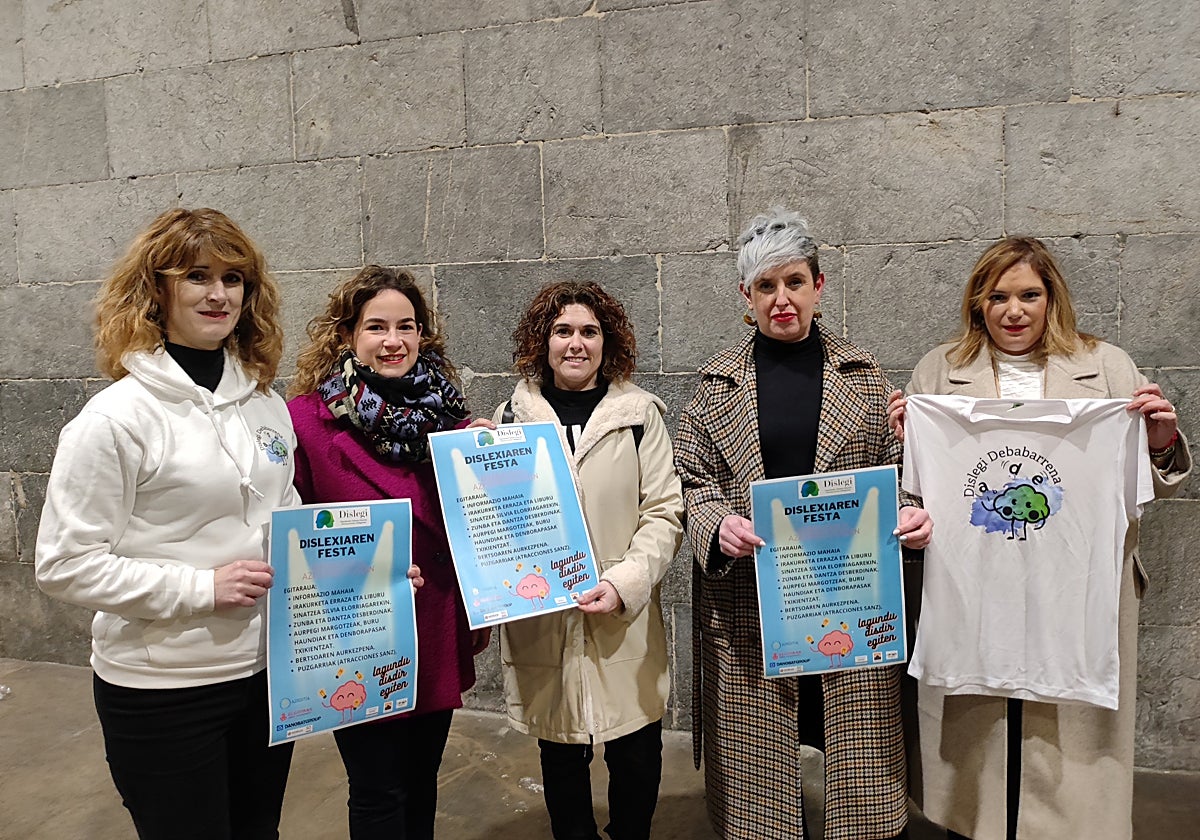 Dislegi elkarteko kideak eta udal arduradunak, aurkezpenean.