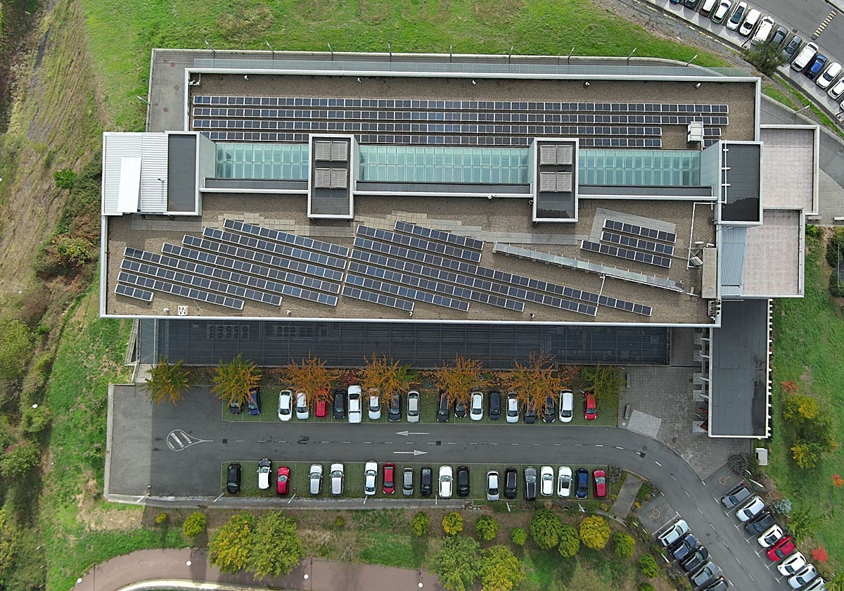 Vista aérea de las placas instaladas en la cubierta del edificio de Mondragon Unibertsitatea en Garaia.