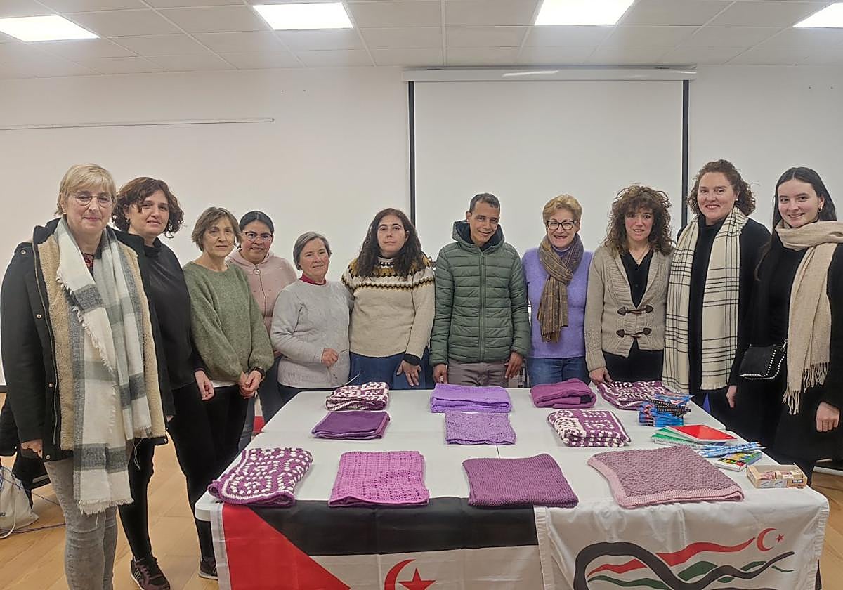 Mujeres de la Escuela de Empoderamiento con las mantas tejidas.