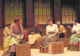 Las intérpretes de la compañía gallega Contraproduccions en el papel de cigarreras.