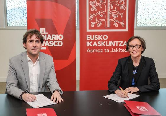 David Taberna, director de EL DIARIO VASCO, y Ana Urkiza, presidenta de Eusko Ikaskuntza-Sociedad de Estudios Vascos.