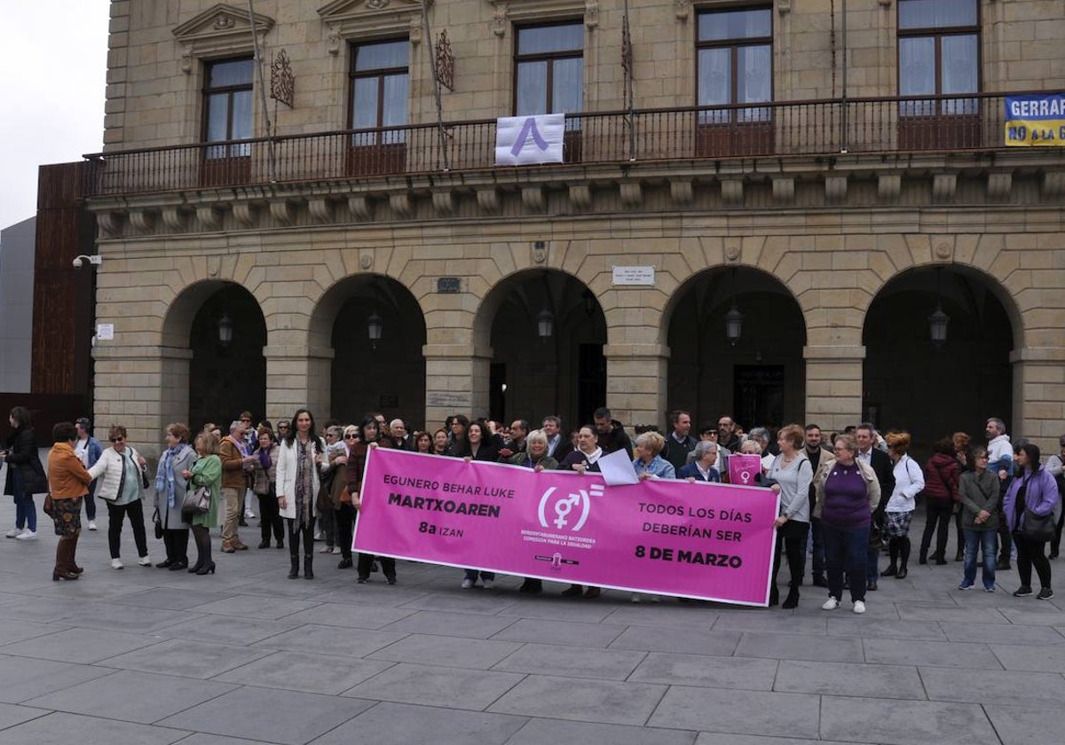 Concentración en la plaza San Juan, celebrada este mediodía.