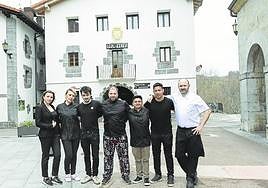 Foto de familia de los responsables del Alkizako Herri Ostatu.