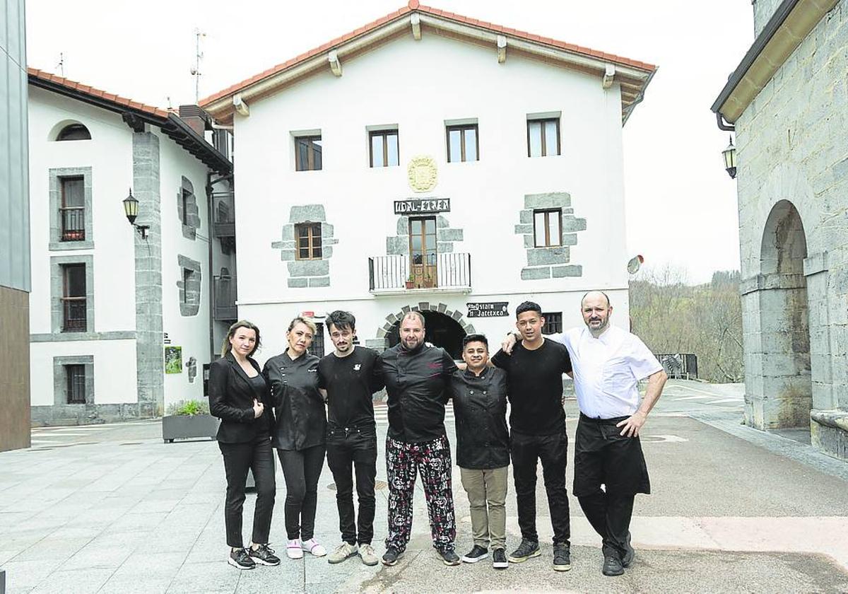 Foto de familia de los responsables del Alkizako Herri Ostatu.