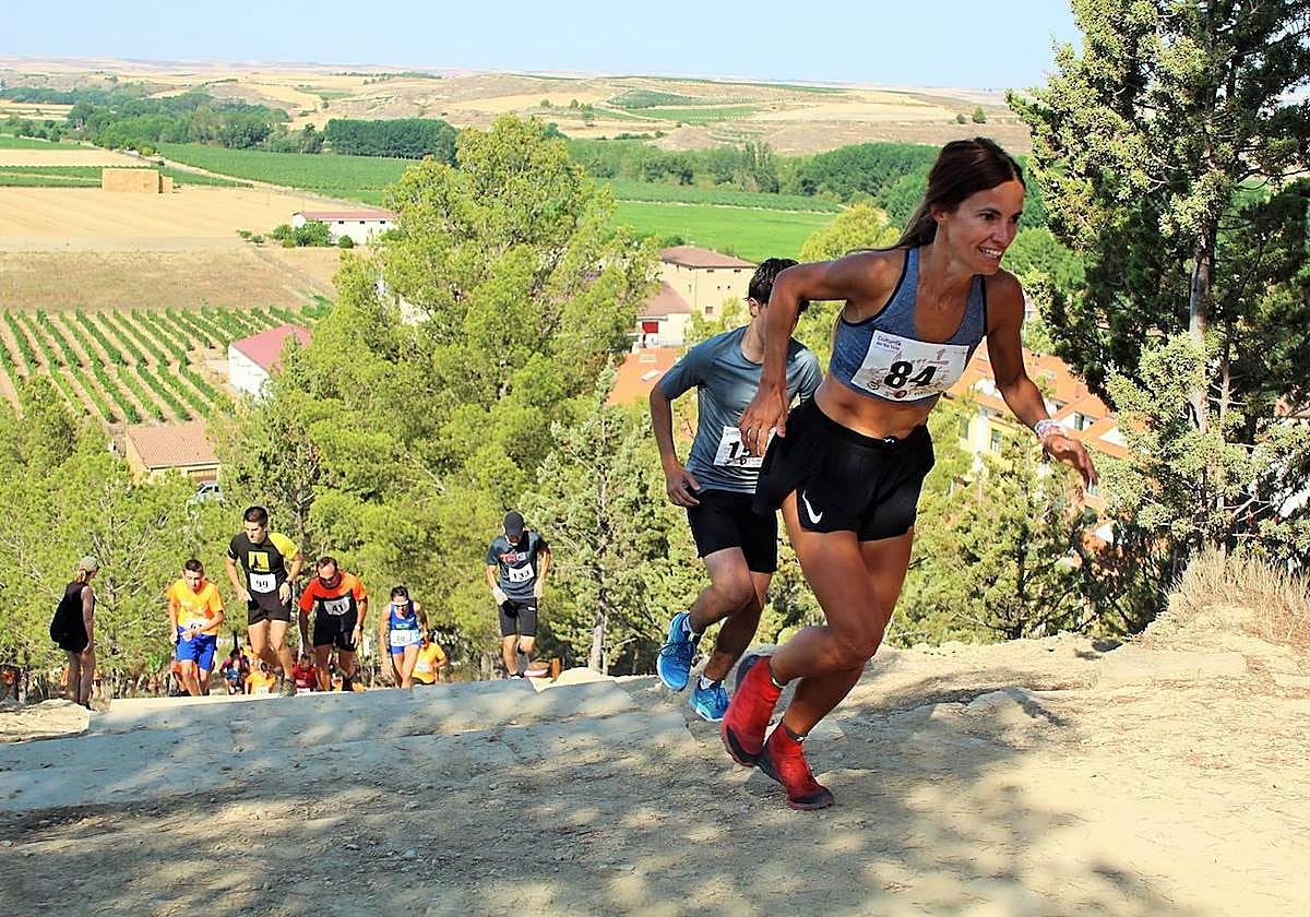 La atleta atxabaltarra Ainara Urrutia en una carrera por tierras riojanas.