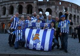 Un grupo de seguidores txuri-urdin, con el Coliseo de fondo.