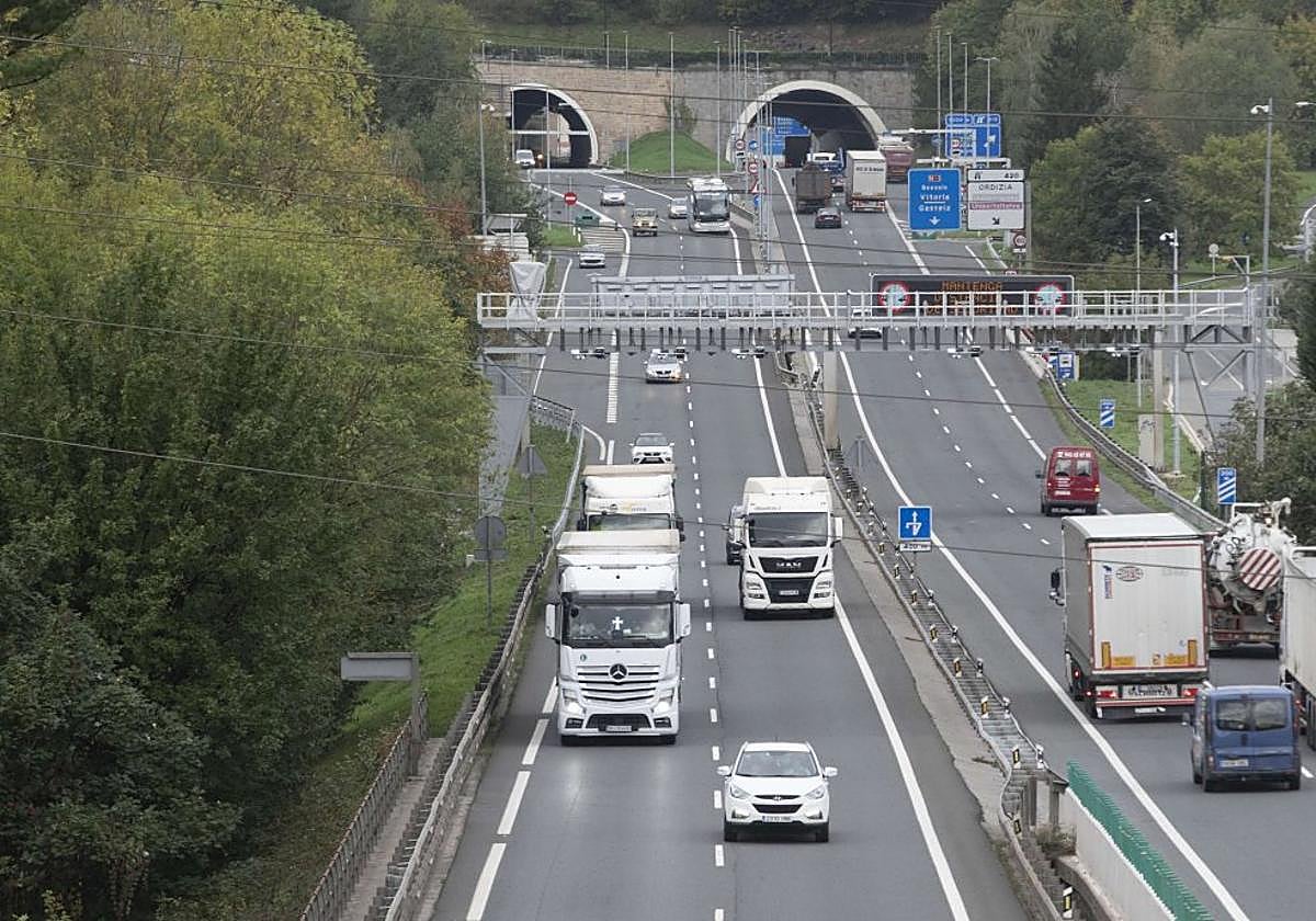Varios camiones circulan por la N-I a su paso por el municipio de Ordizia.