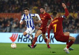 Zubimendi pugna por el balón con un jugador romanista.