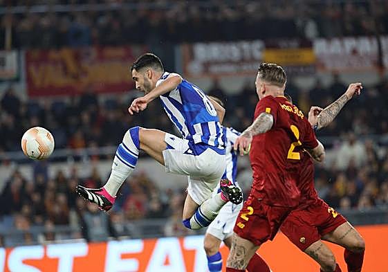 Merino se adelanta en boca de gol a Karsdorp, pero no acierta en la ocasión que pudo ser el 1-1.