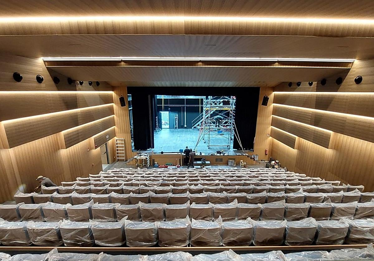 El auditorio, que ocupa la planta cero, cuenta con 248 plazas en su graderío móvil.