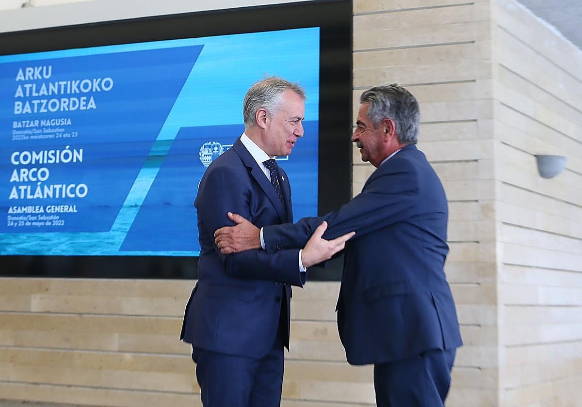 Urkullu y Revilla se saludan en Donostia en mayo del año pasado en la reunión del Arco Atlántico.
