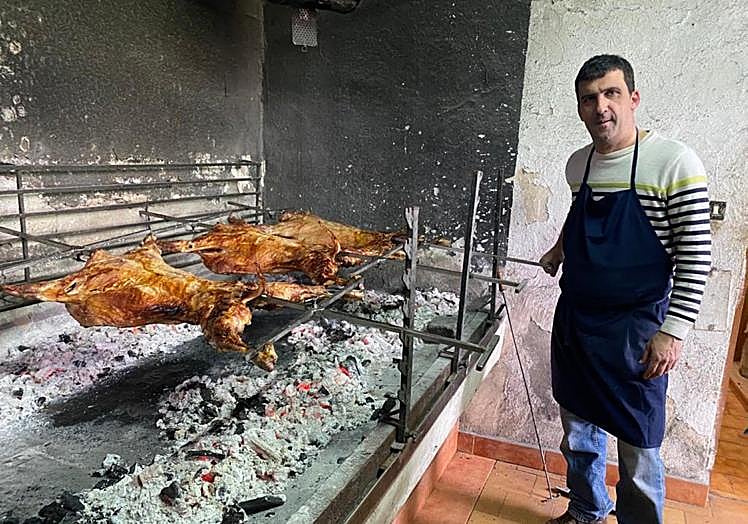 Asola Berri. Anartz Esteban se encargó del asado de tres corderos.