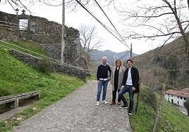 Iñaki Arregi, Ane Beitia y Iosu Arraiz, este viernes junto al cementerio de Altzola, donde plantean dar inicio al bidegorri que llegará hasta Mendaro.