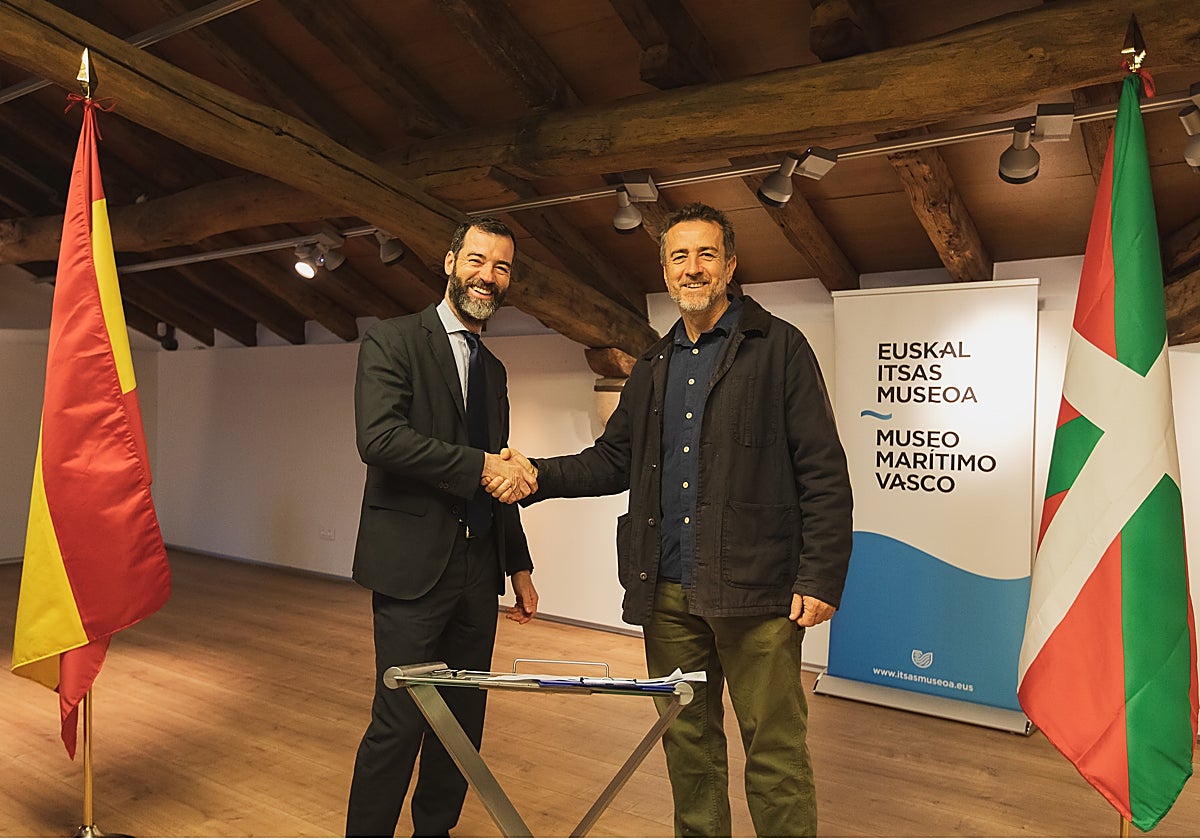 Benito Núñezek eta Xabier Agotek Euskal Itsas Museoan sinatu dute hitzarmena.
