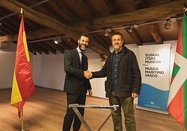 Benito Núñezek eta Xabier Agotek Euskal Itsas Museoan sinatu dute hitzarmena.
