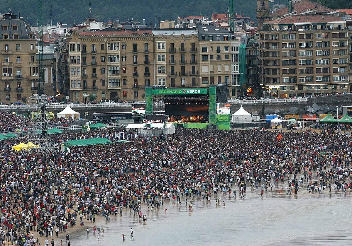 Más de 80.000 personas se congregaron en la playa de La Zurriola en 2006 para ver a Bob Dylan en su concierto por la paz