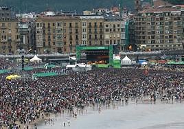 Más de 80.000 personas se congregaron en la playa de La Zurriola en 2006 para ver a Bob Dylan en su concierto por la paz