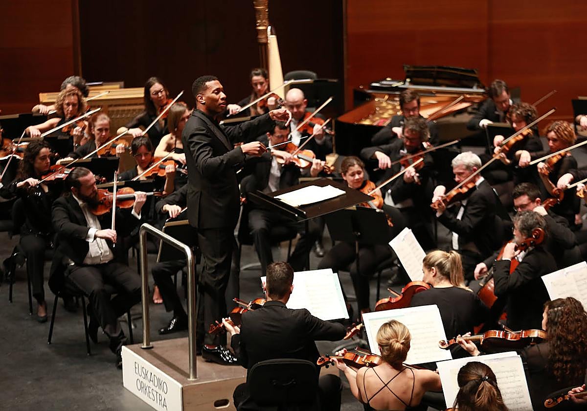Roderick Cox dirige a la Euskadiko Orkestra, este viernes en el Kursaal.