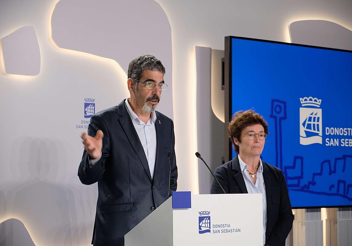 El alcalde Eneko Goia en una rueda de prensa junto a la concejala de Urbanismo Sostenible, Nekane Arzallus.