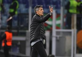 Imanol Alguacil da instrucciones a su equipo durante el partido disputado ante la Roma en el Olímpico.