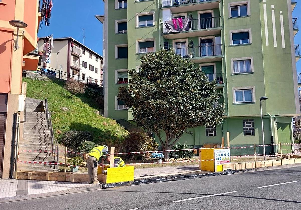 Obras de construcción del ascensor público proyectado en el barrio sanjuandarra de Meipi.
