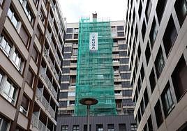 Vista de la torre de Podavines, en el barrio de Amara de San Sebastián, parcialmente rehabilitada.