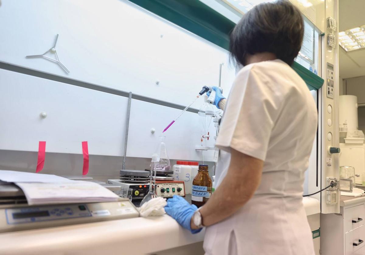 Una mujer trabaja en un laboratorio.