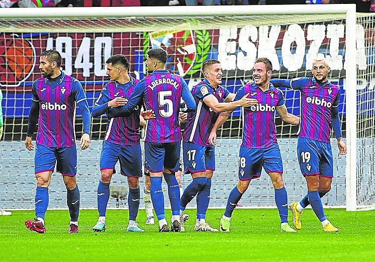 Jon Bautista es felicitado por sus comañeros tras el gol marcado al Burgos.