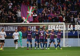 Los jugadores del Eibar festejan con Jon Bautista, autor del único gol ante el Burgos.