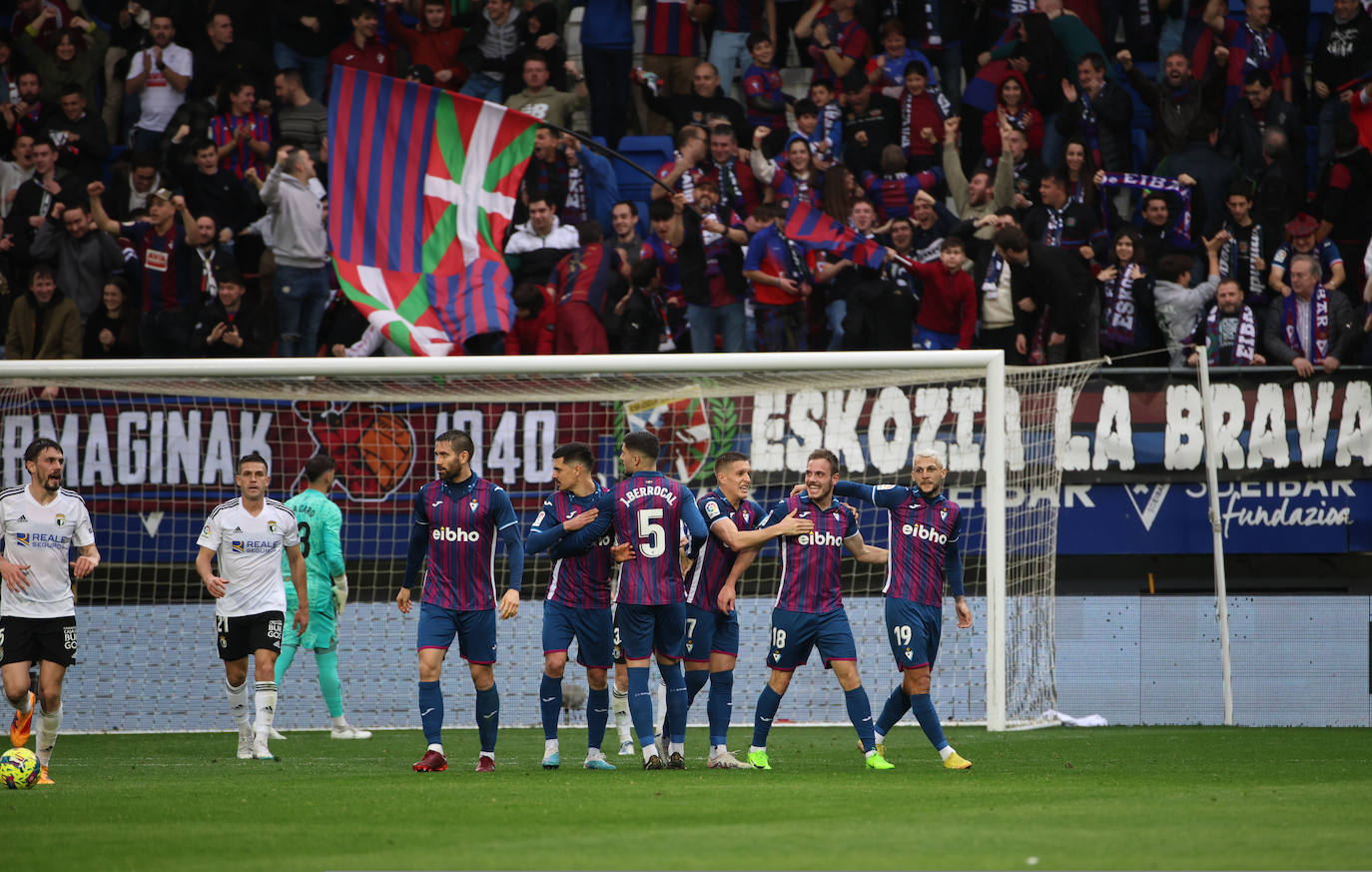 Los jugadores del Eibar festejan con Jon Bautista, autor del único gol ante el Burgos.