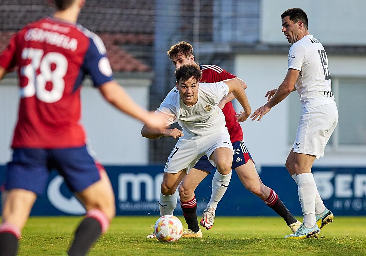 Espigares trata de zafarse de la marca de un defensa rojillo.