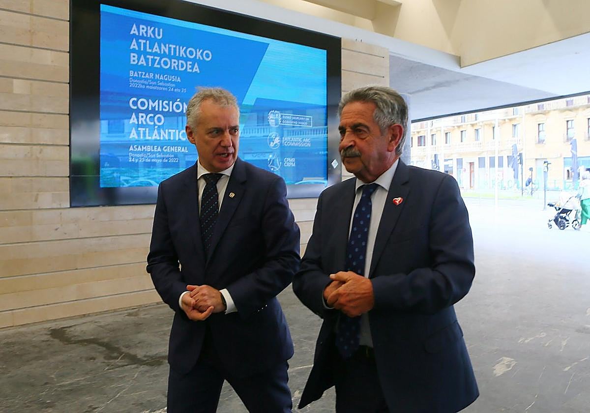 El lehendakari Urkullu, en un encuentro con el presidente de Cantabria, Miguel Ángel Revilla, el pasado año en San Sebastián.