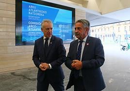 El lehendakari Urkullu, en un encuentro con el presidente de Cantabria, Miguel Ángel Revilla, el pasado año en San Sebastián.