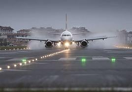 Un avión aterriza en Hondarribia.